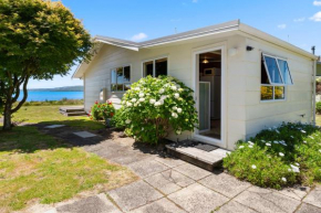 The Lake Bach - Ngongotaha Lakefront Holiday Home, Rotorua